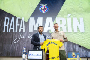 El defensa Rafa Marín posa con la camiseta del Villarreal donde jugará la próxima temporada, cedido por el Nápoles. En la imagen, Marín junto al consejero delegado del club, Fernando Roig. EFE/Andreu Esteban