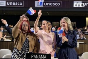 La Ruta Colonial Transístmica de Panamá entró en su totalidad en la lista de Patrimonio Mundial de la Unesco, por lo que protege a un conjunto de construcciones históricas con más de 500 años de historia que unen al Pacífico con el Caribe panameño, anunció este sábado la Unesco. Visiblemente emocionada en su intervención desde el pleno de la Unesco en París, la ministra de Cultura de Panamá, María Eugenia Herrera (c), consideró esta inscripción "un hito histórico" que respalda la historia de defensa del "multilateralismo" del país centroamericano. La Ruta Transístmica Colonial de Panamá es uno de los dos intercambios terrestres clave entre los océanos Atlántico y Pacífico a través de Centroamérica, como parte del Camino Real Intercontinental, un sistema comercial desarrollado por España para sus dominios coloniales entre los siglos XVI y XIX. EFE/ Isabel Rodríguez Ramiro