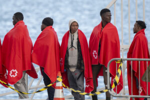 Imagen de archivo de un grupo de inmigrantes rescatados por Salvamento Marítimo y trasladados al puerto de Arrecife. EFE/ Adriel Perdomo