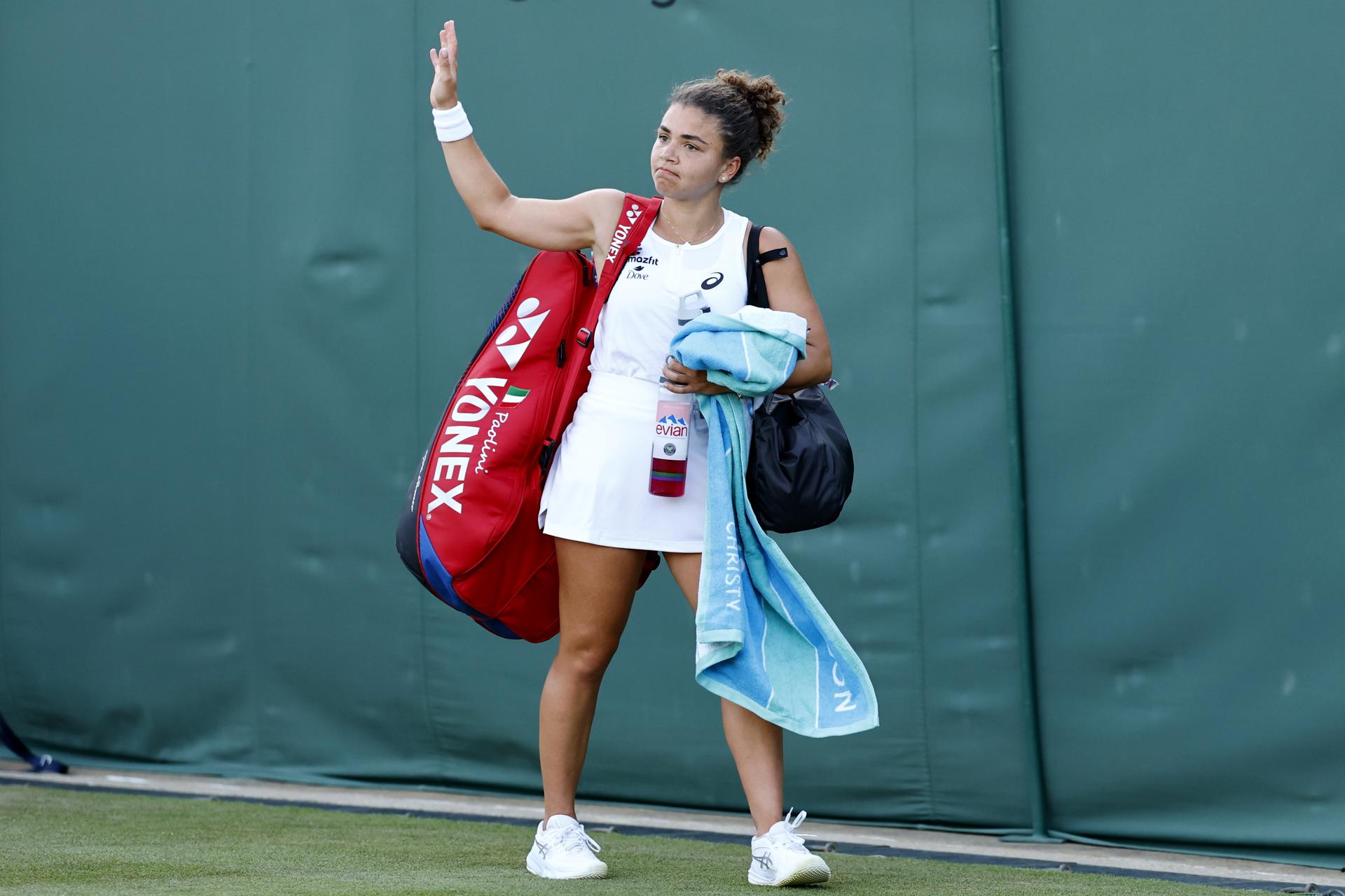 La italiana Jasmine Paolini, finalista de Wimbledon en 2024, se estrelló contra la rusa Kamilla Rakhimova (4-6, 6-4 y 6-4), en la segunda ronda del torneo.. EFE/EPA/TOLGA AKMEN