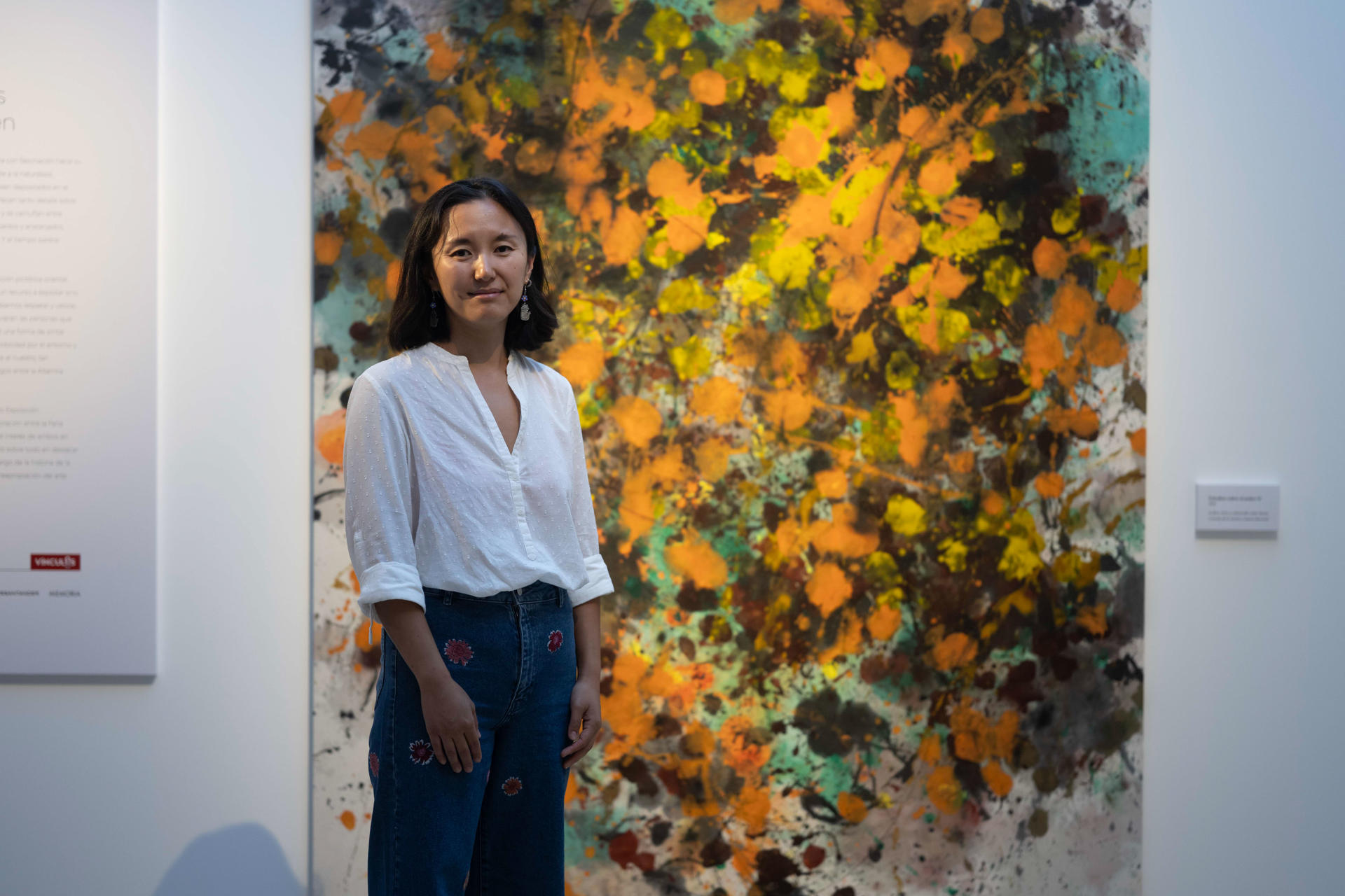 La artista Lin Calle durante la inauguración de la exposición "Altamira y el recorrido de los granos de polen", este martes en el Museo Nacional y Centro de Investigación de Altamira. EFE/Pedro Puente Hoyos