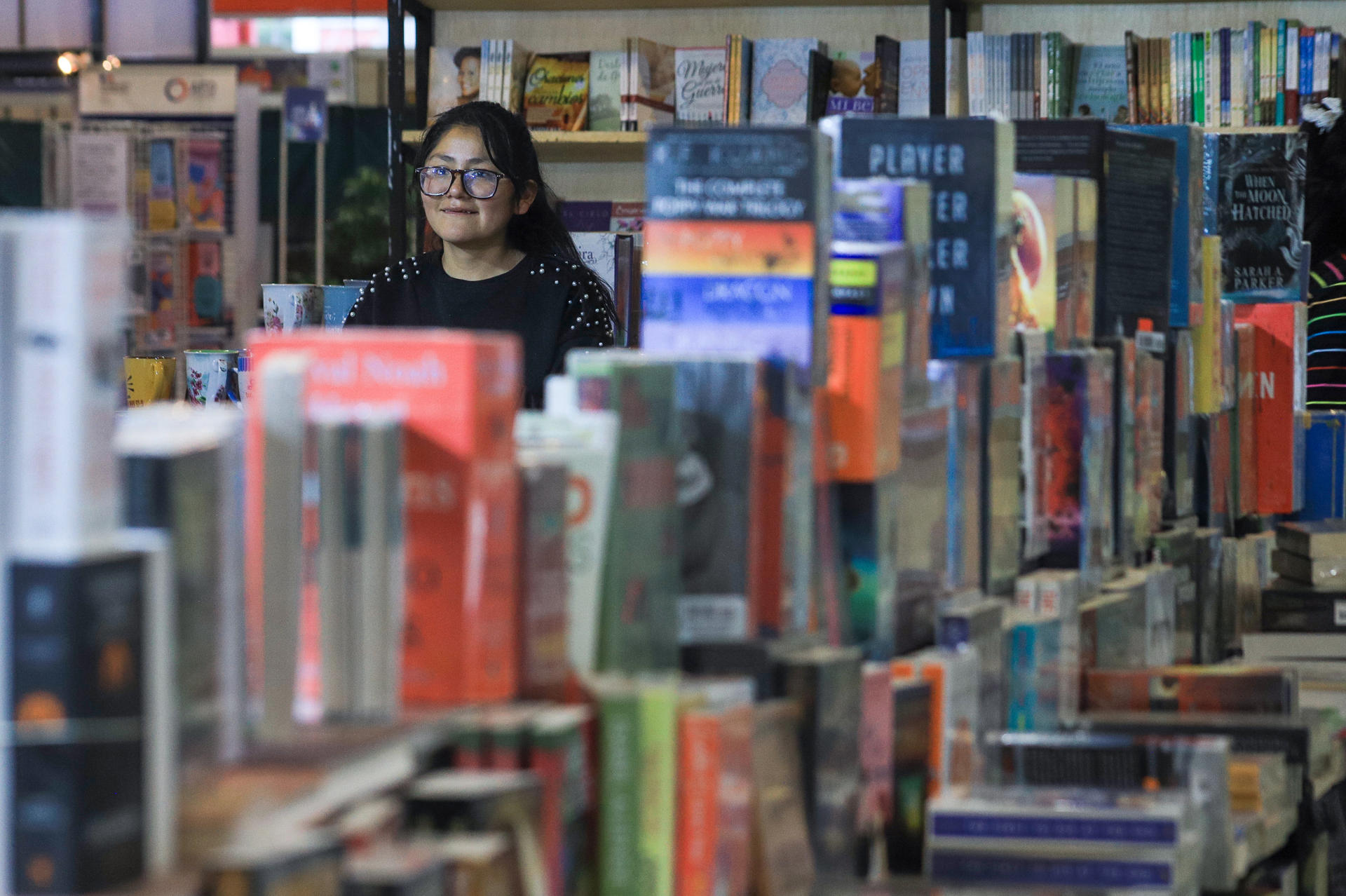 Una persona recorre la Feria Internacional del Libro de La Paz (FIL) este miércoles, en La Paz (Bolivia). EFE/ Gabriel Márquez