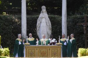 A handout picture provided by the Vatican Media shows Pope Leo XIV leading the Mass for the Care of Creation in Castel Gandolfo, Italy, 09 July 2025. (Papa, Italia) EFE/EPA/VATICAN MEDIA HANDOUT HANDOUT EDITORIAL USE ONLY/NO SALES