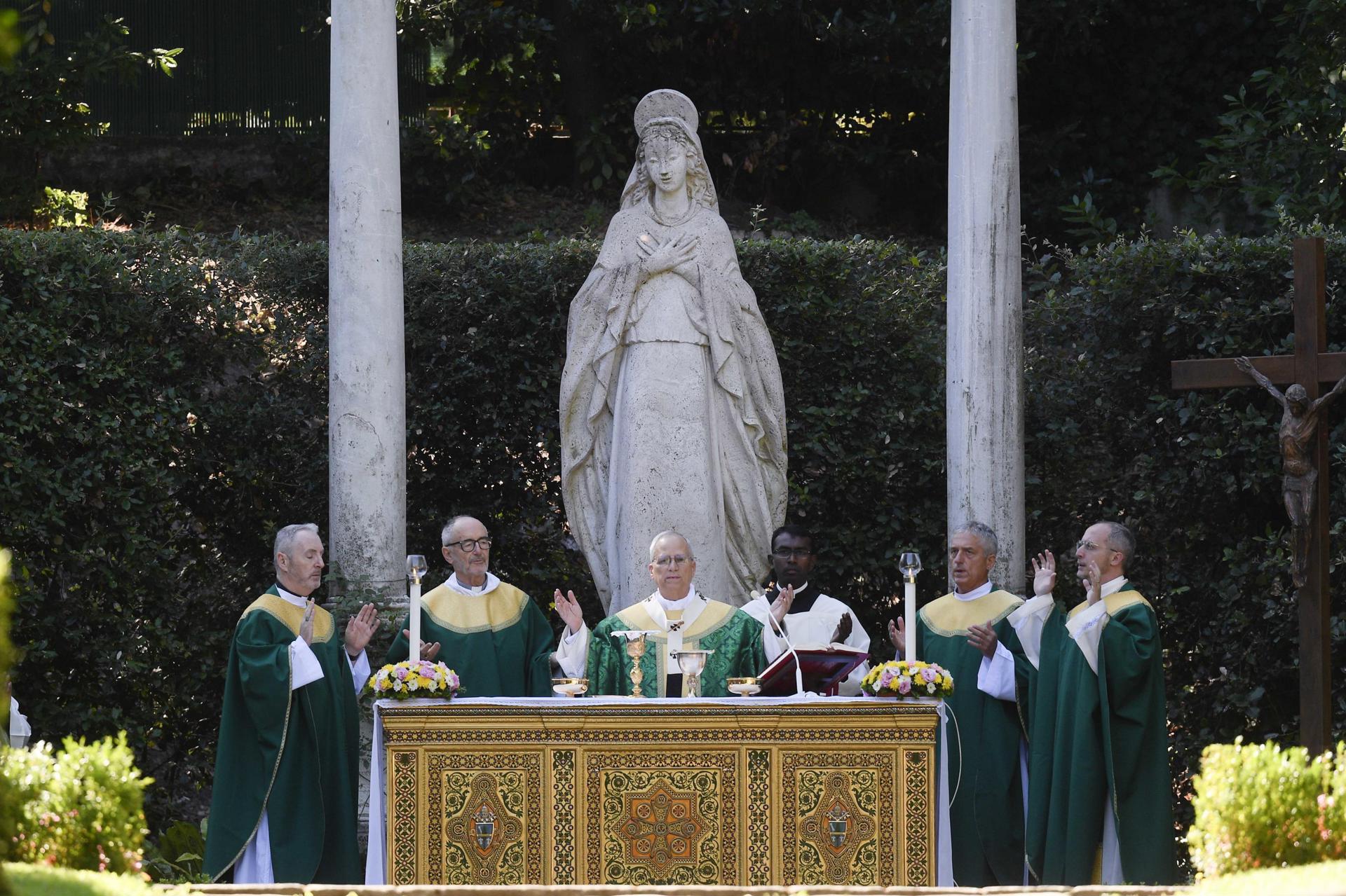 A handout picture provided by the Vatican Media shows Pope Leo XIV leading the Mass for the Care of Creation in Castel Gandolfo, Italy, 09 July 2025. (Papa, Italia) EFE/EPA/VATICAN MEDIA HANDOUT HANDOUT EDITORIAL USE ONLY/NO SALES