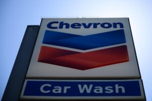 Fotografía de archivo que muestra un cartel de Chevron en Los Ángeles (EE. UU.). EFE/EPA/ALLISON DINNER