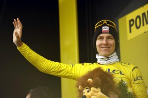 El ciclista esloveno Tadej Pogacar (UAE Emirates) luce el maillot amarillo en el podio del Tour de Francia, al término de la vigésima jornada, disputada este sábado. EFE/MARTIN DIVISEK