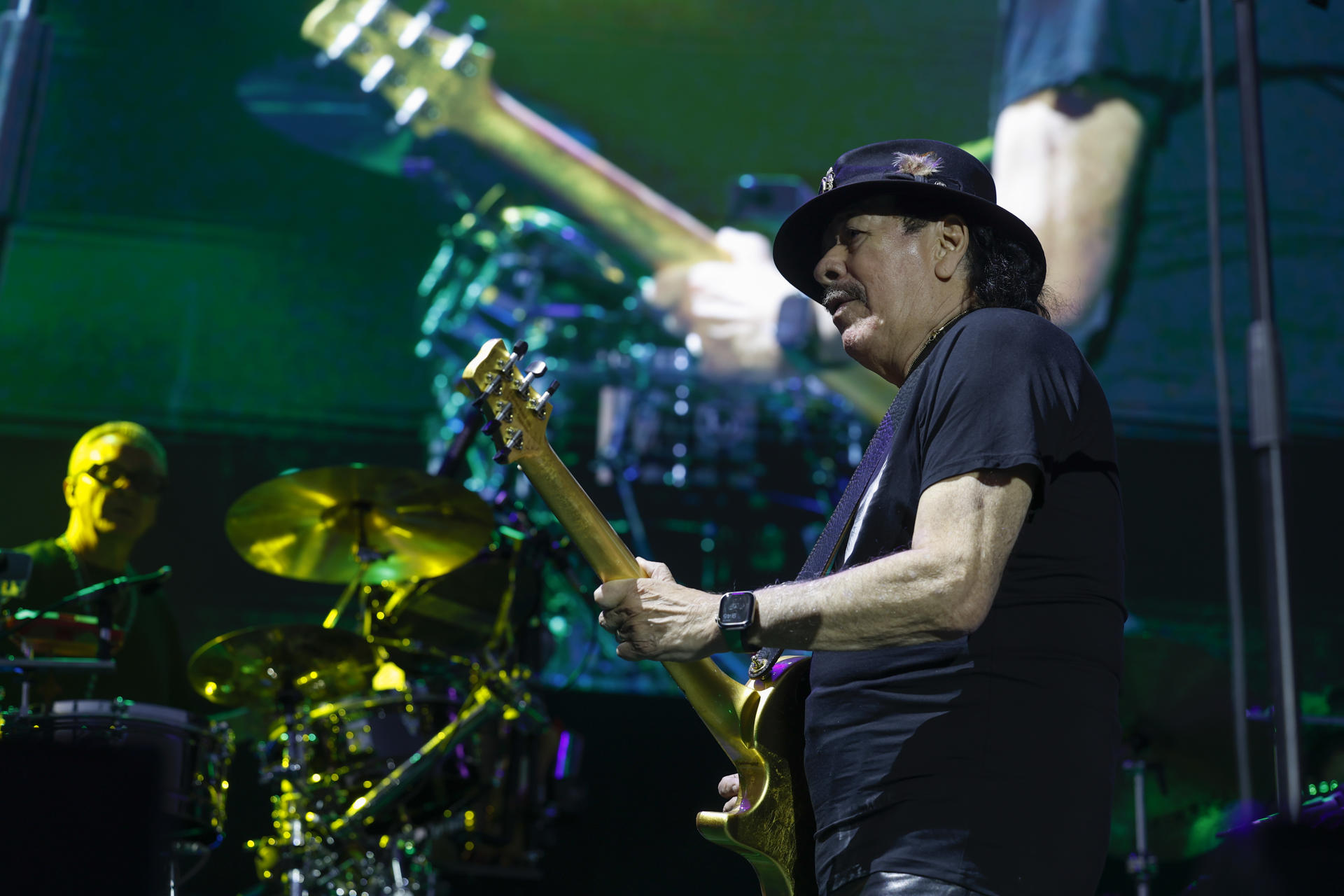 El guitarrista mexicano Carlos Santana actúa este lunes, en las Noches del Botánico en Madrid. EFE/ Juanjo Martín