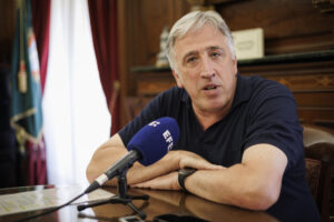 GRAFCAV9487. PAMPLONA, 01/07/2025.- El alcalde de Pamplona, Joseba Asiron, durante la entrevista con EFE en la que ha reconocido estar viviendo con "preocupación todos los casos que están saliendo de corruptelas y escandaleras" y al mismo tiempo ha asegurado que el Ayuntamiento es "otro ecosistema totalmente diferente, en el que no hay casos de corrupción ni va a haberlos". EFE/ Villar López