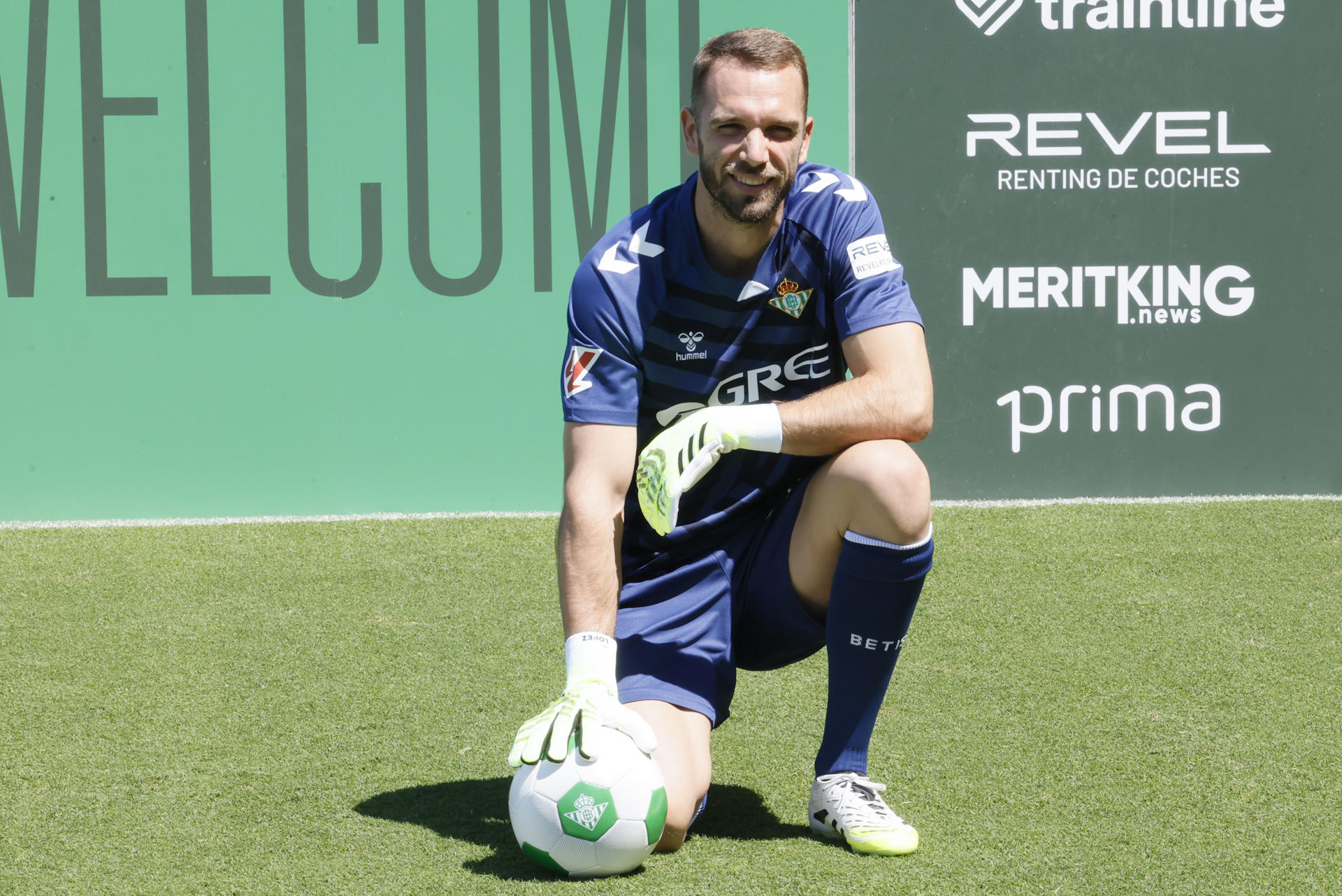 El portero Pau López durante su presentación como nuevos jugadores del Real Betis en la ciudad deportiva Luis del Sol en Sevilla. EFE/ Jose Manuel Vidal
