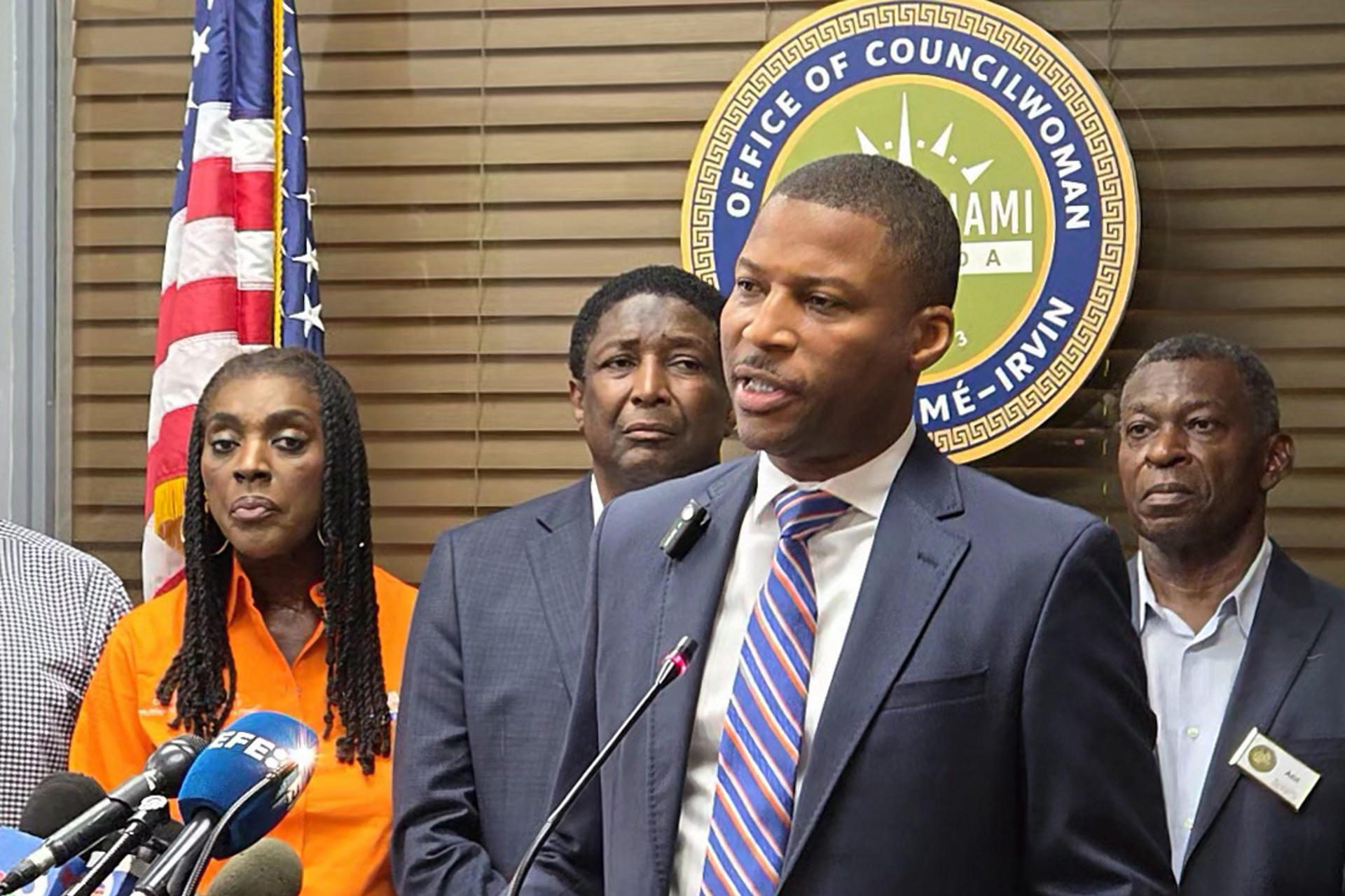 El pastor Gregory Toussaint, de la iglesia Tabernáculo de Gloria, habla durante una rueda de prensa de la comunidad haitiana este lunes, en el Centro Comunitario Griffing en Miami (Estados Unidos). EFE/ Alberto Boal