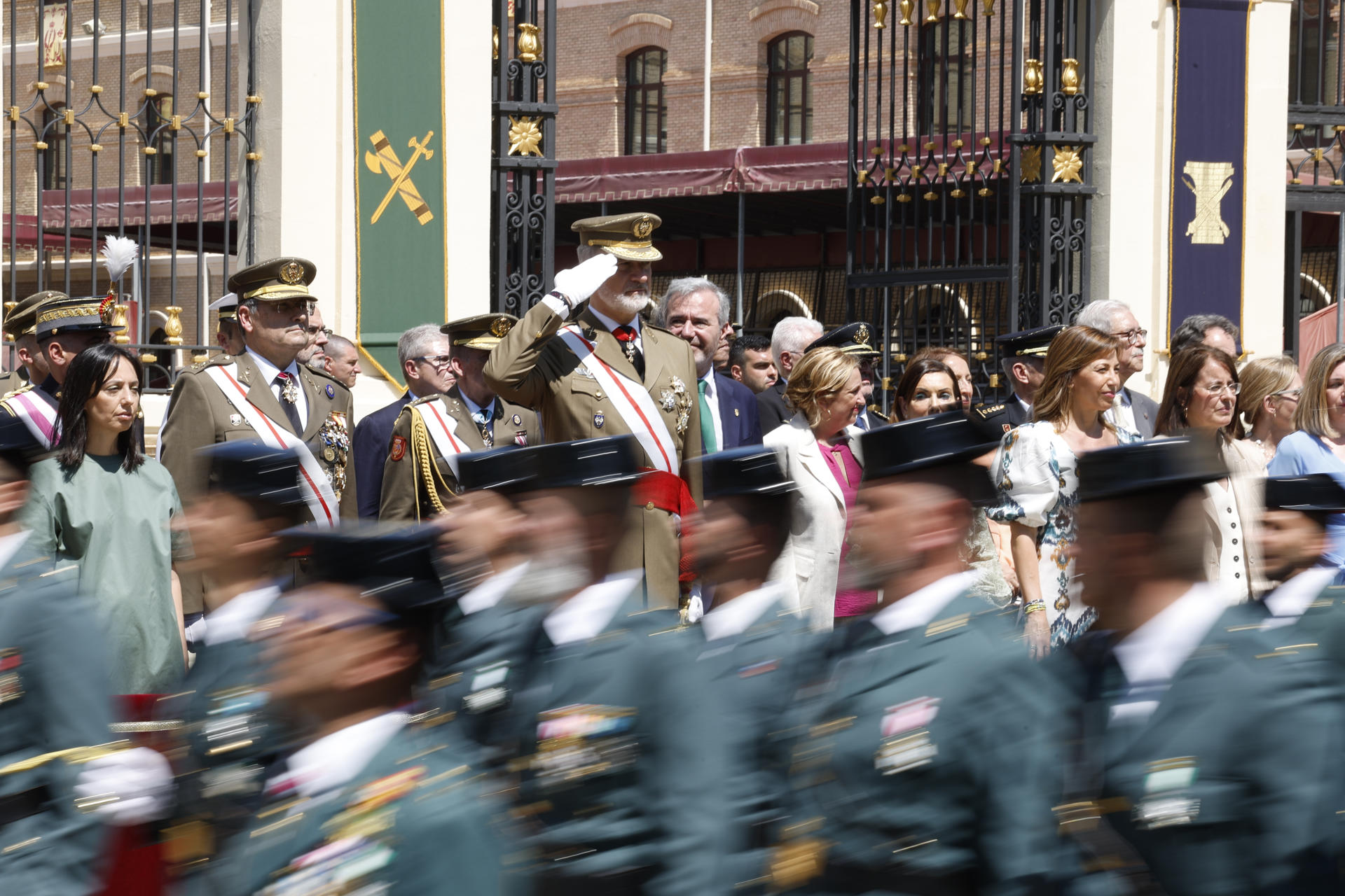 El rey preside la entrega de Reales Despachos y nombramientos de los nuevos oficiales del Ejército de Tierra y de la Guardia Civil, este viernes en la Academia General Militar en Zaragoza.-EFE/ Javier Cebollada
