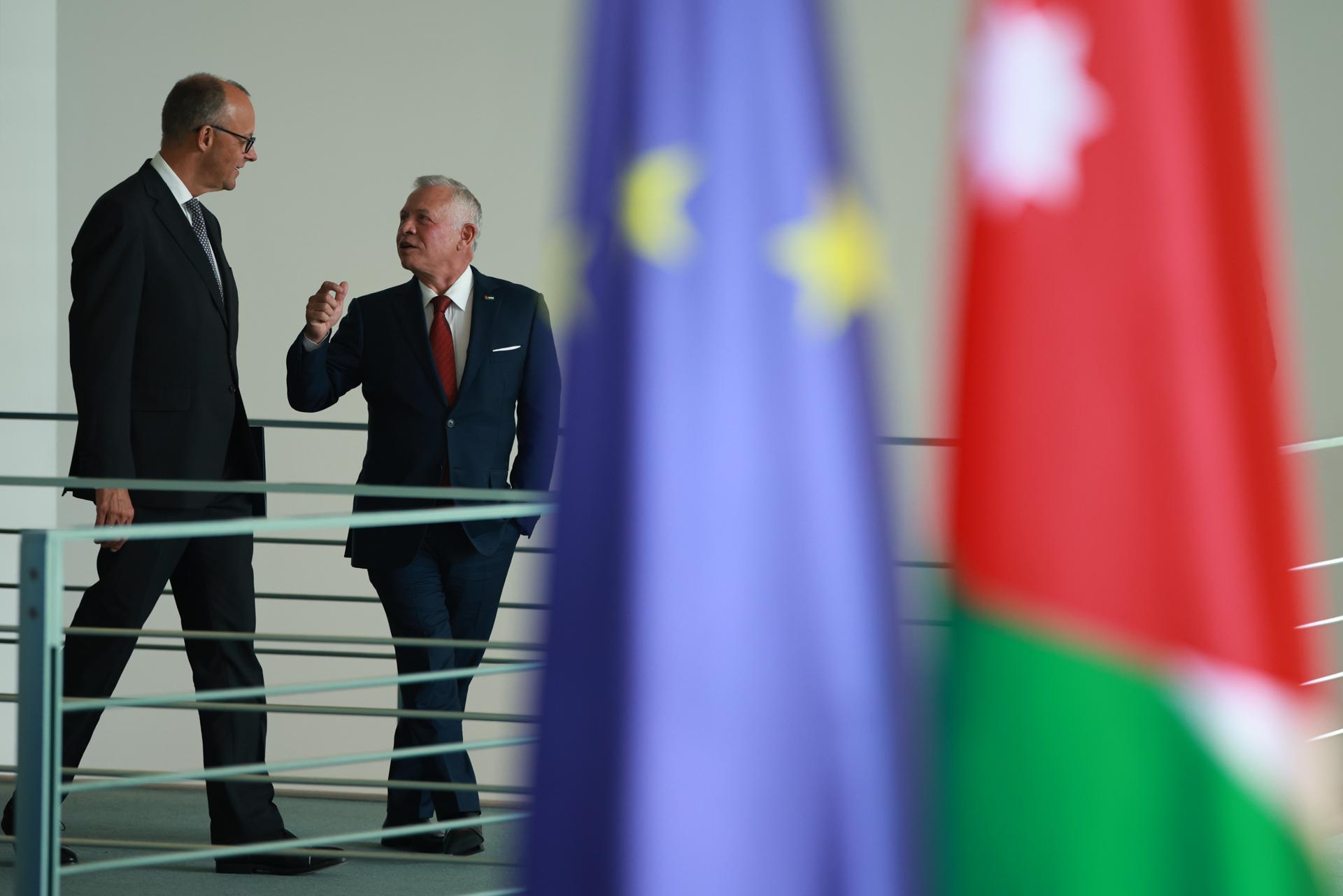 El canciller alemán Friedrich Merz (L) y el rey Abdullah II de Jordania (R) llegan a una conferencia de prensa en la cancillería en Berlín, Alemania, 29 de julio de 2025. El canciller alemán Friedrich Merz y el rey de Jordania Abdullah II se reunieron para conversaciones bilaterales. (Alemania, Jordania) EFE/EPA/CLEMENS BILAN