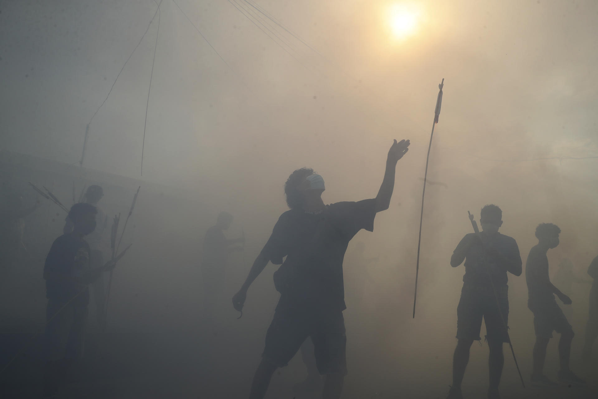 Un grupo de jóvenes fue captado este domingo, 6 de julio, al lanzar pólvora, durante la procesión de La Demanda, en Apastepeque (El Salvador). EFE/Rodrigo Sura