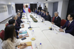 Fotografía general de la reunión entre el canciller de Paraguay, Rubén Ramírez Lezcano, y el canciller de Taiwán, Lin Chia-lung, este viernes en Asunción (Paraguay). EFE/ Juan Pablo Pino