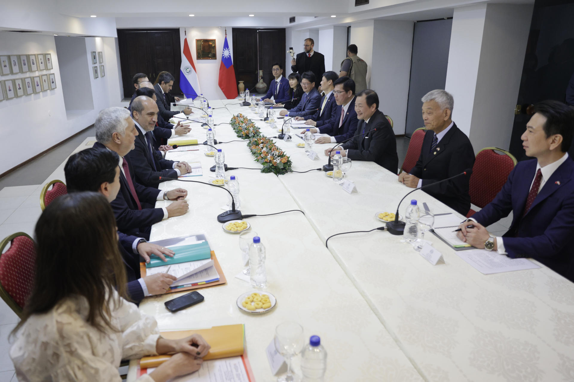 Fotografía general de la reunión entre el canciller de Paraguay, Rubén Ramírez Lezcano, y el canciller de Taiwán, Lin Chia-lung, este viernes en Asunción (Paraguay). EFE/ Juan Pablo Pino