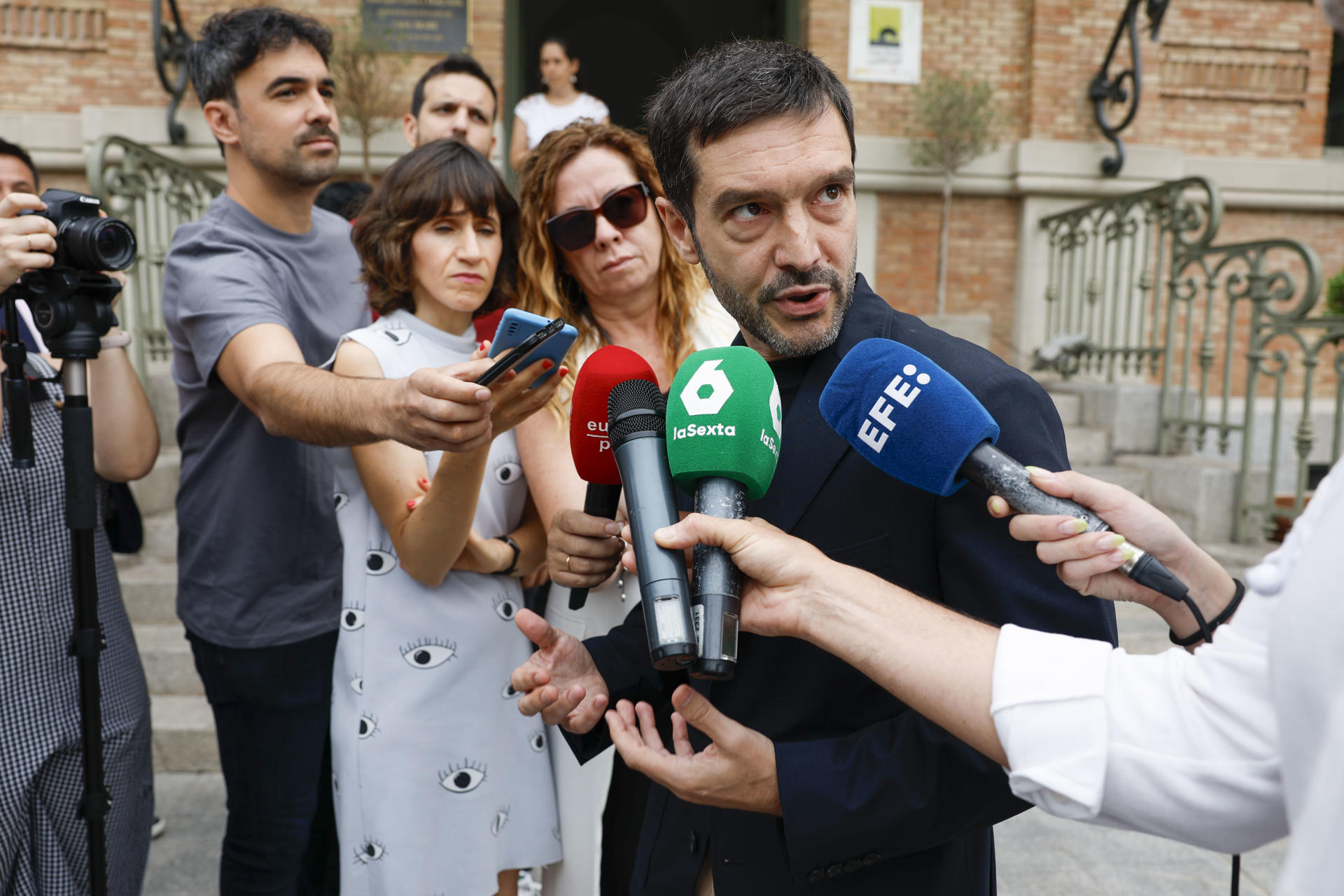 El ministro de Derechos Sociales, Pablo Bustinduy, a su llegada a la Casa Árabe este miércoles. EFE/J.J. Guillén
