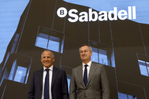 SANT CUGAT (BARCELONA), 02/07/2025.- El consejero delegado del Banco Sabadell, César González-Bueno, junto al director financiero de la entidad, Sergio Palavecino (i), explica en rueda de prensa la decisión de vender TSB. EFE/Toni Albir
