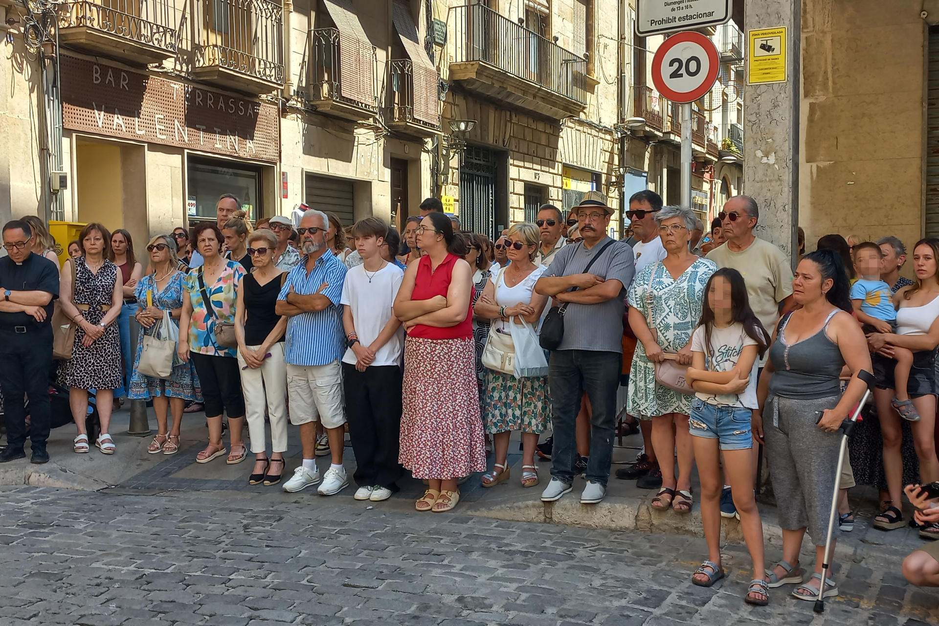 Un centenar de personas ha participado este miércoles al mediodía en un emotivo minuto de silencio frente al Ayuntamiento de Valls (Tarragona) en recuerdo del niño de dos años que falleció ayer en el interior de un coche, donde permaneció durante unas cuatro horas en plena ola de calor. EFE/Javier Díaz
