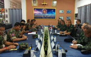CHONG CHOM (Thailand), 29/07/2025.- A handout photo made available by the Royal Thai Army shows Thai Commander of the Second Army Region of the Royal Thai Army Boonsin Padklang (C-R) meets with the Commander of Cambodia’s Military Region 4, General Pov Heng (C-L) and officials during the Thai-Cambodian Border De-escalation Talks at the Chong Chom border crossing, Surin Province, Thailand, 29 July 2025. The meeting aimed to ease tensions and reduce hostilities along the Thai-Cambodian border. (Camboya, Tailandia) EFE/EPA/THE ROYAL THAI ARMY / HANDOUT HANDOUT EDITORIAL USE ONLY/NO SALES
