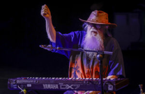 El veterano músico Hermeto Pascoal, leyenda de la música en Brasil  con más de  siete décadas de carrera a sus espaldas, durante su actuación este viernes en la 60 edición del Festival de Jazz de San Sebastián. EFE/Javier Etxezarreta