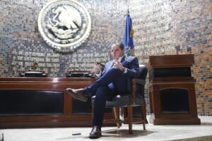 El diputado del partido Hagamos, Enrique Velázquez, habla durante una entrevista con EFE, este viernes en la ciudad de Guadalajara, en Jalisco (México). EFE/Francisco Guasco