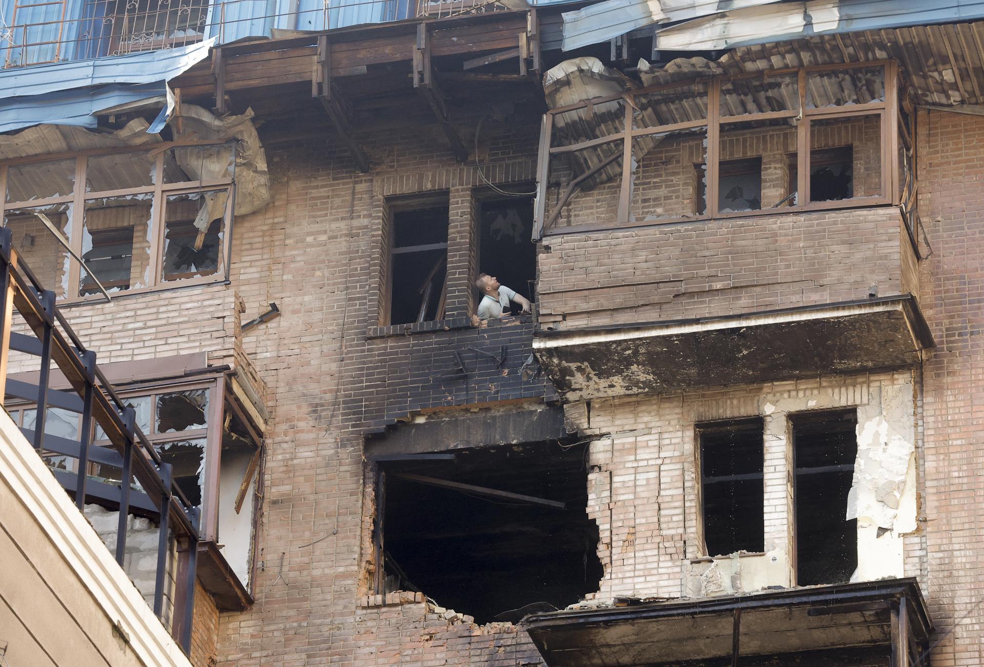 Un hombre mira por una ventana rota tras un ataque ruso con drones en Kiev, Ucrania, el 10 de julio de 2025.EFE/EPA/SERGEY DOLZHENKO
