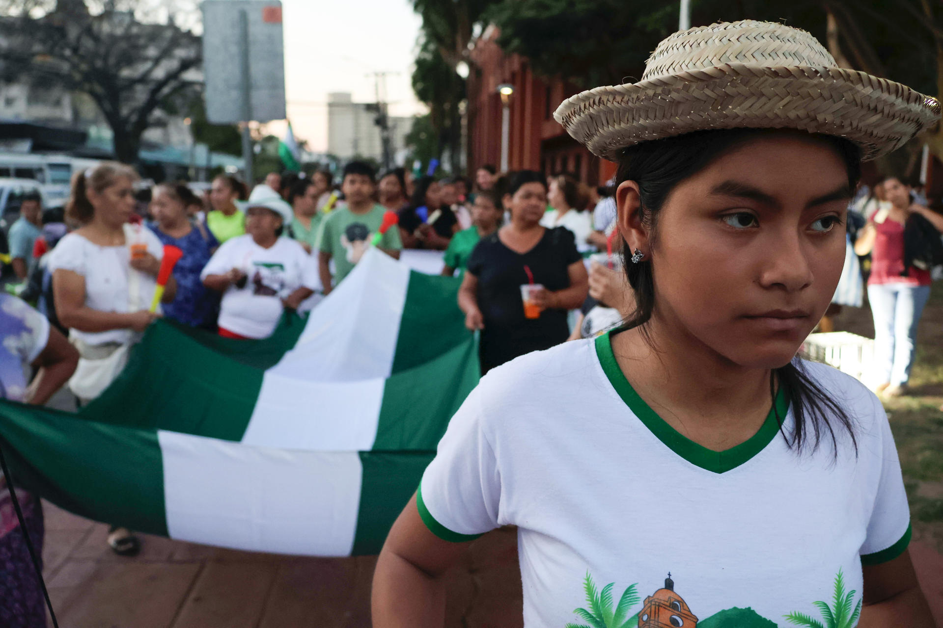 Personas sostienen una bandera durante una marcha que exige transparencia en las próximas elecciones presidenciales en Bolivia, este jueves 24 de julio de 2025 en Santa Cruz de la Sierra. EFE/ Juan Carlos Torrejon