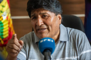 Fotografía del 10 de julio de 2025 del expresidente de Bolivia Evo Morales hablando durante una entrevista con EFE en Lauca Ñ (Bolivia). Morales denunció que el Gobierno de Luis Arce presuntamente prepara un "fraude" en los comicios generales del 17 de agosto con el apoyo de "extranjeros", para favorecer al oficialista Movimiento al Socialismo (MAS) y a su candidato, Eduardo del Castillo. EFE/ Esteban Biba