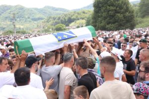 Musulmanes bosnios llevan ataúdes con los restos de siete víctimas bosnias musulmanas recién identificadas del genocidio de Srebrenica, durante una ceremonia fúnebre en el Centro Memorial y Cementerio de Potocari, en Srebrenica, Bosnia y Herzegovina, 11 de julio de 2025. El entierro forma parte de una ceremonia conmemorativa para marcar el 30 aniversario del genocidio de Srebrenica, considerado la peor atrocidad de la guerra de Bosnia de 1992-95. Más de 8.000 hombres y niños musulmanes fueron ejecutados en la matanza de 1995 después de que las fuerzas serbobosnias tomaran la ciudad. (Bosnia-Herzegovina) EFE/EPA/HAZIM ALJOVIC BOSNIA AND HERZEGOVINA OUT