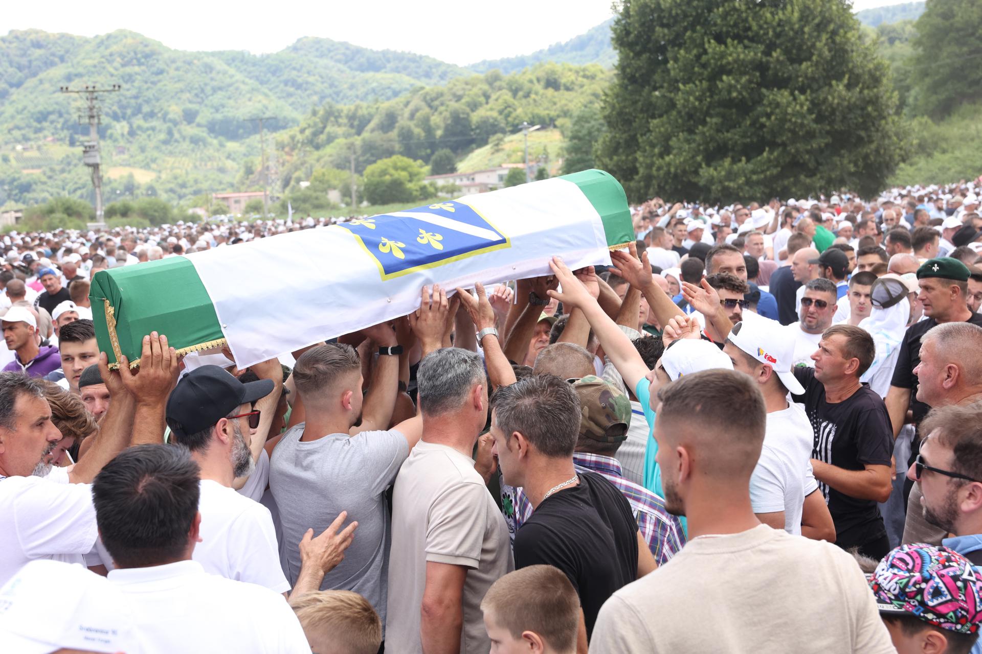 Musulmanes bosnios llevan ataúdes con los restos de siete víctimas bosnias musulmanas recién identificadas del genocidio de Srebrenica, durante una ceremonia fúnebre en el Centro Memorial y Cementerio de Potocari, en Srebrenica, Bosnia y Herzegovina, 11 de julio de 2025. El entierro forma parte de una ceremonia conmemorativa para marcar el 30 aniversario del genocidio de Srebrenica, considerado la peor atrocidad de la guerra de Bosnia de 1992-95. Más de 8.000 hombres y niños musulmanes fueron ejecutados en la matanza de 1995 después de que las fuerzas serbobosnias tomaran la ciudad. (Bosnia-Herzegovina) EFE/EPA/HAZIM ALJOVIC BOSNIA AND HERZEGOVINA OUT