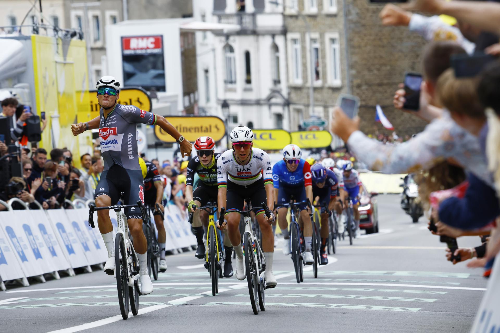 El ciclista neerlandés Mathieu Van Der Poel (Alpecin-Deceuninck) gana la segunda etapa del Tour de Francia, que le deja también como nuevo líder de la prueba. EFE/TIM DE WAELE