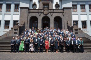 La reina Letizia ha asistido este lunes en la Universidad de La Laguna (Tenerife) a la apertura de la reunión anual que celebra el Instituto Cervantes con los responsables de sus centros en todo el mundo. En la imagen, doña Letizia (c) posa con directores y autoridades, flanqueada por el presidente de Canarias, Fernando Clavijo (a la izda), y el director del Instituto Cervantes, Luis García Montero (a la dcha). EFE/Ramón de la Rocha
