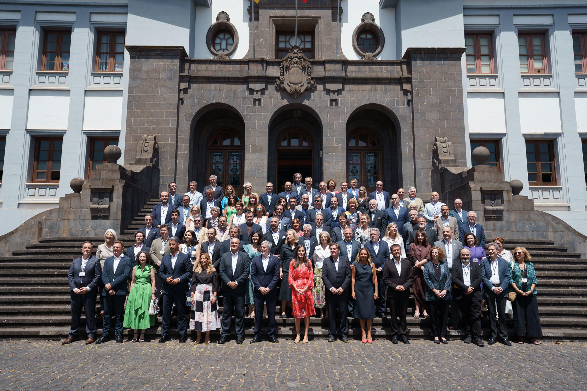 La reina Letizia ha asistido este lunes en la Universidad de La Laguna (Tenerife) a la apertura de la reunión anual que celebra el Instituto Cervantes con los responsables de sus centros en todo el mundo. En la imagen, doña Letizia (c) posa con directores y autoridades, flanqueada por el presidente de Canarias, Fernando Clavijo (a la izda), y el director del Instituto Cervantes, Luis García Montero (a la dcha). EFE/Ramón de la Rocha