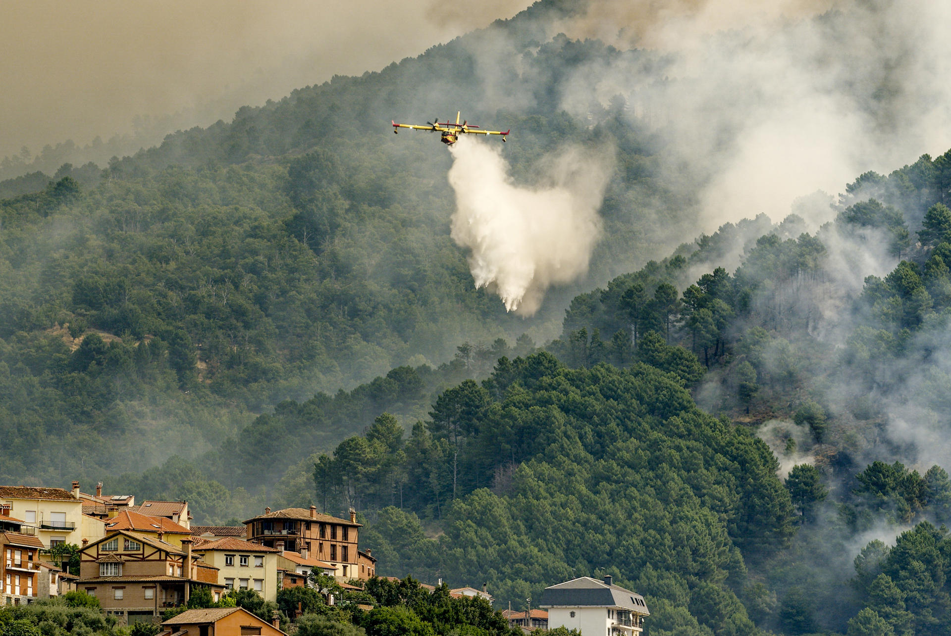 La situación del incendio que se declaró en la noche del lunes en el Barranco de las Cinco Villas, al sur de Ávila, y que avanza en dirección al municipio de El Arenal, es "muy complicada", según el director técnico de extinción, Ángel Iglesias, quien ha reconocido que "no hay nada favorable que poder decir". En declaraciones remitidas a los medios de comunicación, Iglesias ha señalado que el perímetro del incendio se encuentra "abierto en todos los frentes", de manera que existen "muy pocas zonas en las que se pueda decir que no hay llama". EFE/ Raúl Sanchidrián
