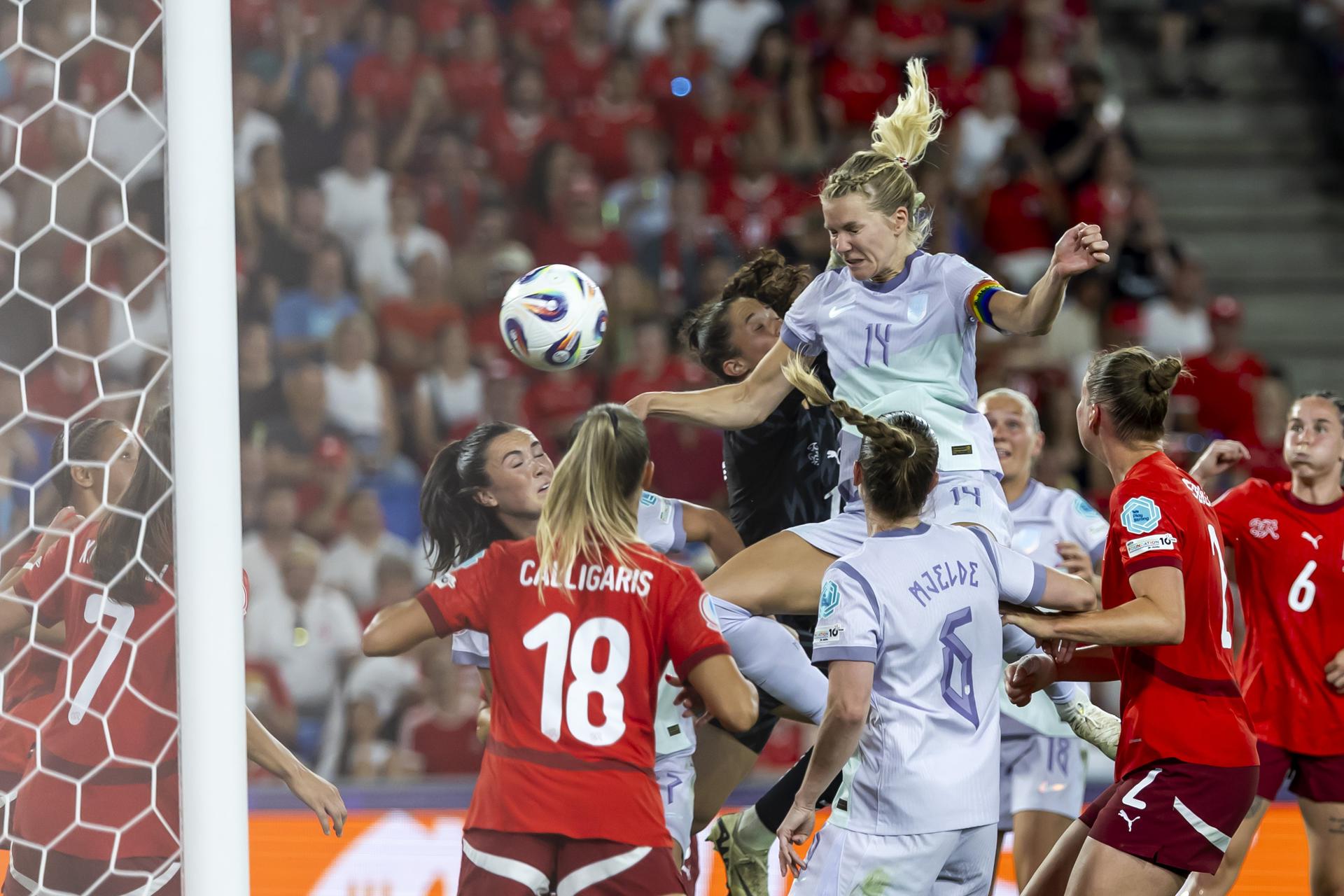 Noruega logró una remontada agónica este miércoles al imponerse por 1-2 a la anfitriona Suiza, en el partido inaugural de la Eurocopa femenina 2025, y que supuso un triunfo que supo proteger incluso después de fallar un penalti. EFE/EPA/MICHAEL BUHOLZER EDITORIAL USE ONLY
