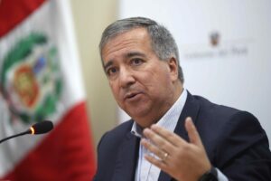 El ministro de Economía y Finanzas de Perú, Raúl Pérez Reyes, durante una rueda de prensa, este martes, 1 de julio, en Lima (Perú). EFE/Paolo Aguilar