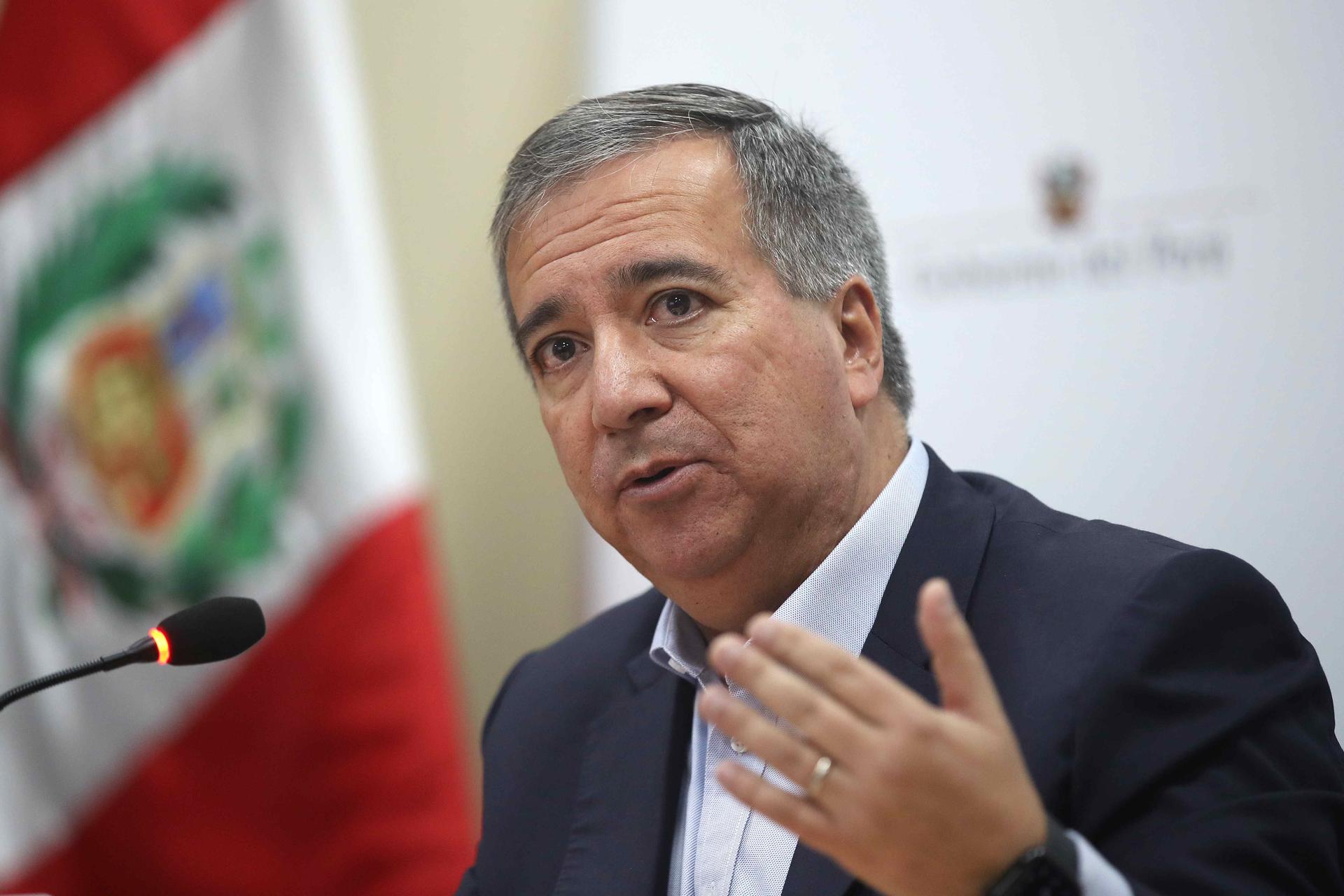 El ministro de Economía y Finanzas de Perú, Raúl Pérez Reyes, durante una rueda de prensa, este martes, 1 de julio, en Lima (Perú). EFE/Paolo Aguilar