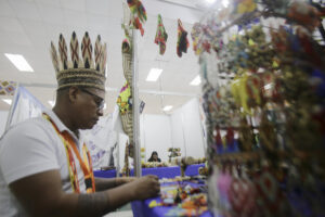 Un artesano exhibe piezas tradicionales este miércoles, en la 45ª Feria Nacional de Artesanías, Centro de Convenciones de ATLAPA, Ciudad de Panamá (Panamá). EFE/Carlos Lemos