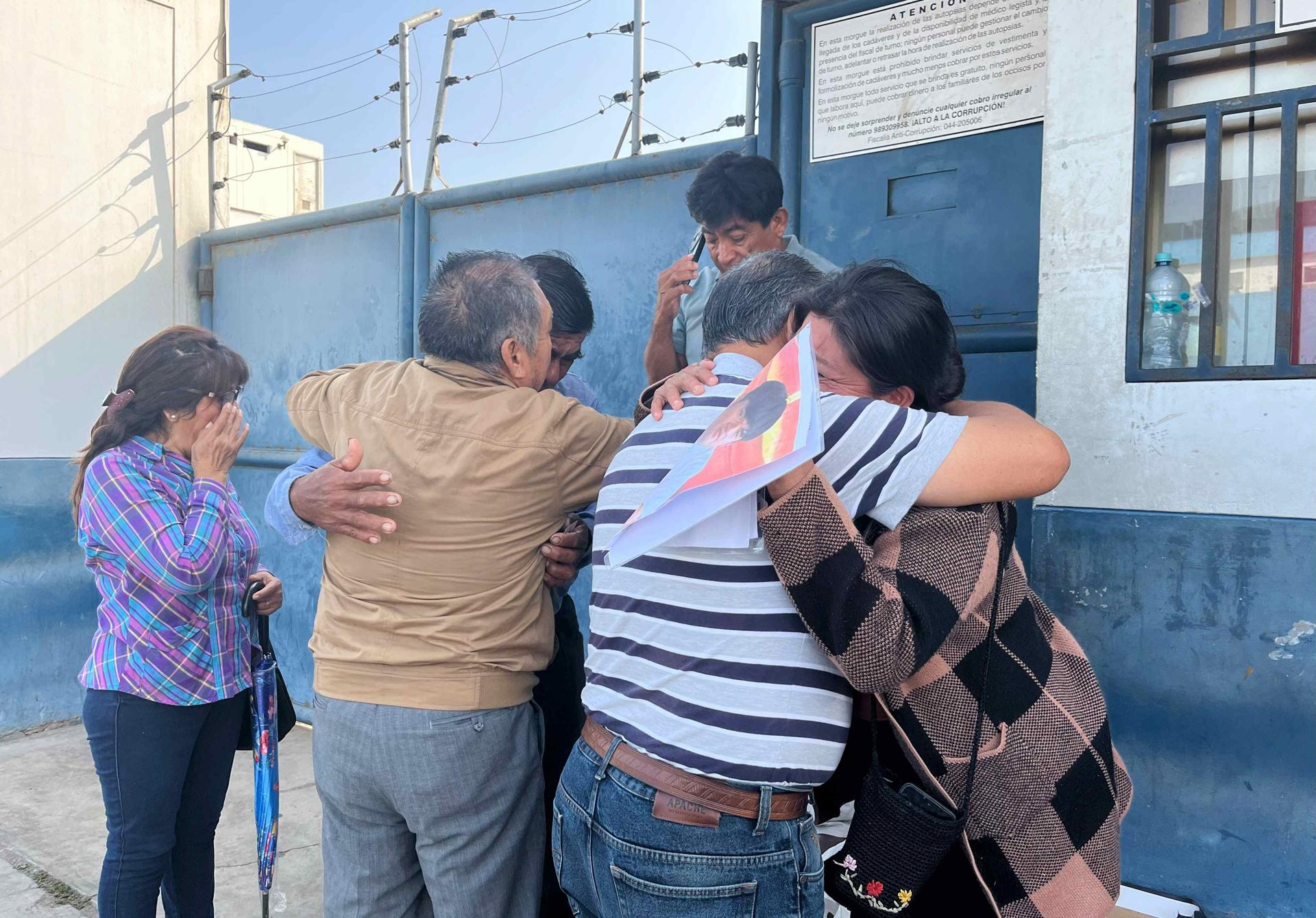 Fotografía de archivo, tomada el pasado 5 de mayo, en la que se captó a un grupo de familiares de uno de los trece mineros asesinado en un yacimiento de oro en la provincia peruana Pataz, en la ciudad de Trujillo (Perú). EFE/Sergio Sebastián