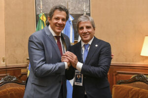 Fotografía cedida por el Ministerio de Economía de Argentina del ministro de Economía de Brasil, Fernando Haddad (i), posando junto a su homólogo de Argentina, Luis Caputo, durante una reunión de la cumbre del Mercosur este miércoles, en Buenos Aires (Argentina). EFE/ Ministerio de Economía de Argentina