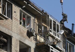 Rescatistas ucranianos trabajan en el lugar de un ataque ruso con drones un edificio residencial de cinco pisos en Kiev, el 4 de julio de 2025. EFE/EPA/SERGEY DOLZHENKO