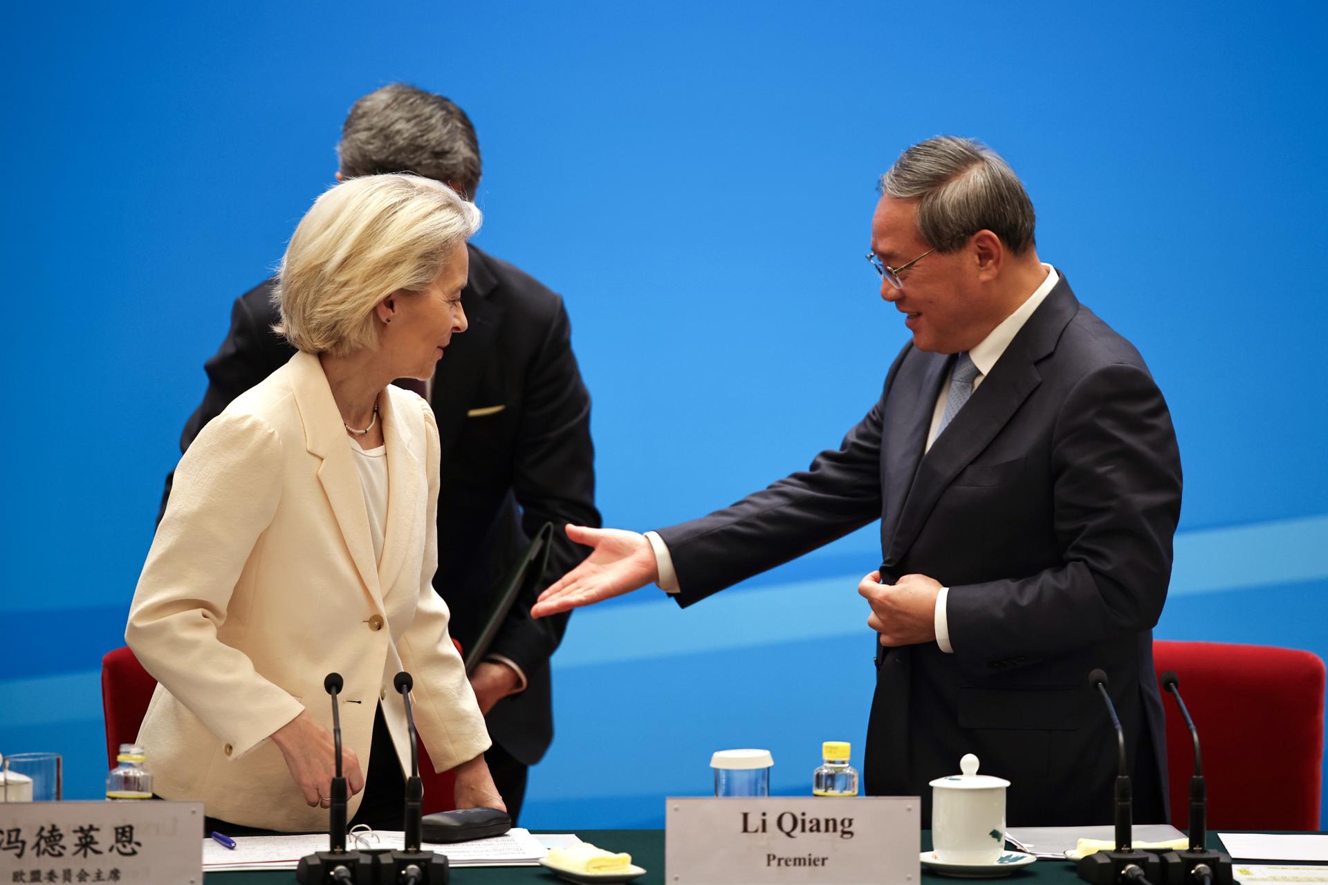 El primer ministro chino, Li Qiang (der.), saluda a la presidenta de la Comisión Europea, Ursula von der Leyen (izq.), al final del simposio de líderes empresariales UE-China en el Gran Salón del Pueblo en Pekín, China, el 24 de julio de 2025. El simposio es parte de la 25ª cumbre UE-China centrada en el estado de las relaciones bilaterales y los desafíos geopolíticos globales. EFE/EPA/ANDRES MARTINEZ CASARES /POOL