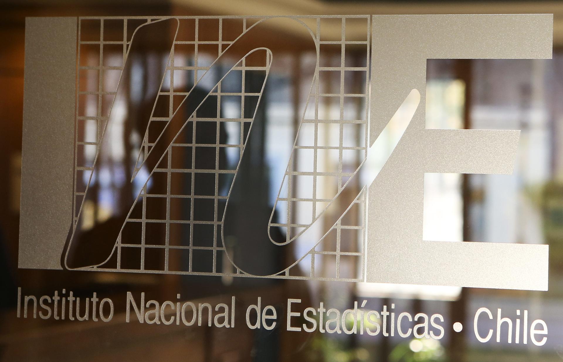Fotografía de archivo de la entrada a la sede principal del Instituto Nacional de Estadísticas (INE) de Chile, en la capital chilena. EFE/Felipe Trueba