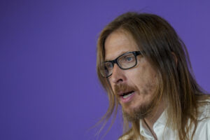 El portavoz de Podemos, Pablo Fernández, durante la rueda de prensa ofrecida este martes en la sede del partido, en Madrid. EFE/Borja Sánchez-Trillo