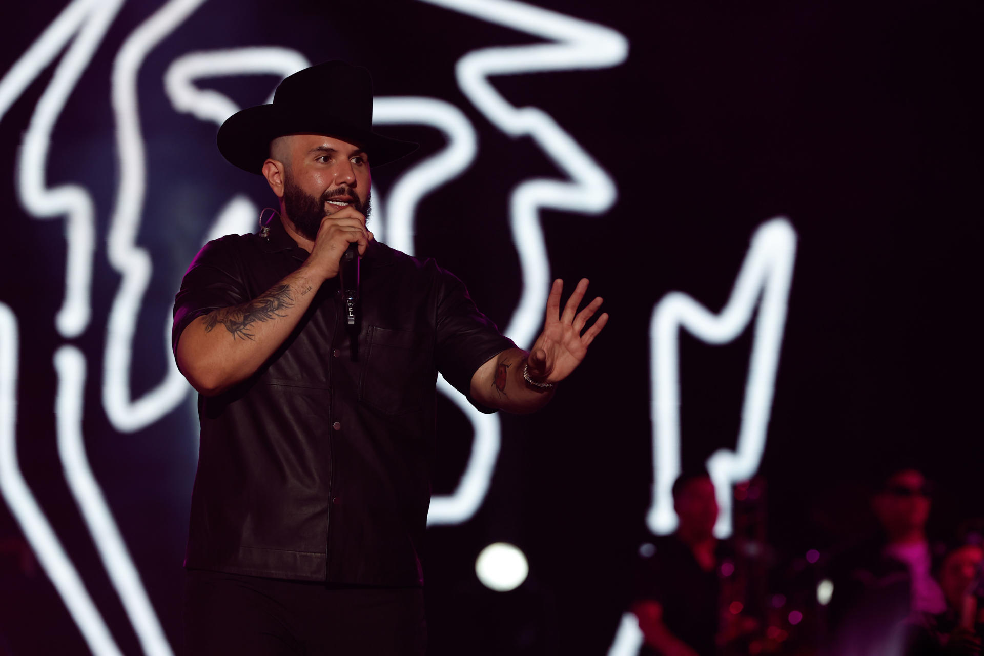 El artista mexicano Carin León actúa este viernes, en el Movistar Arena de Madrid. EFE/ Juanjo Martín