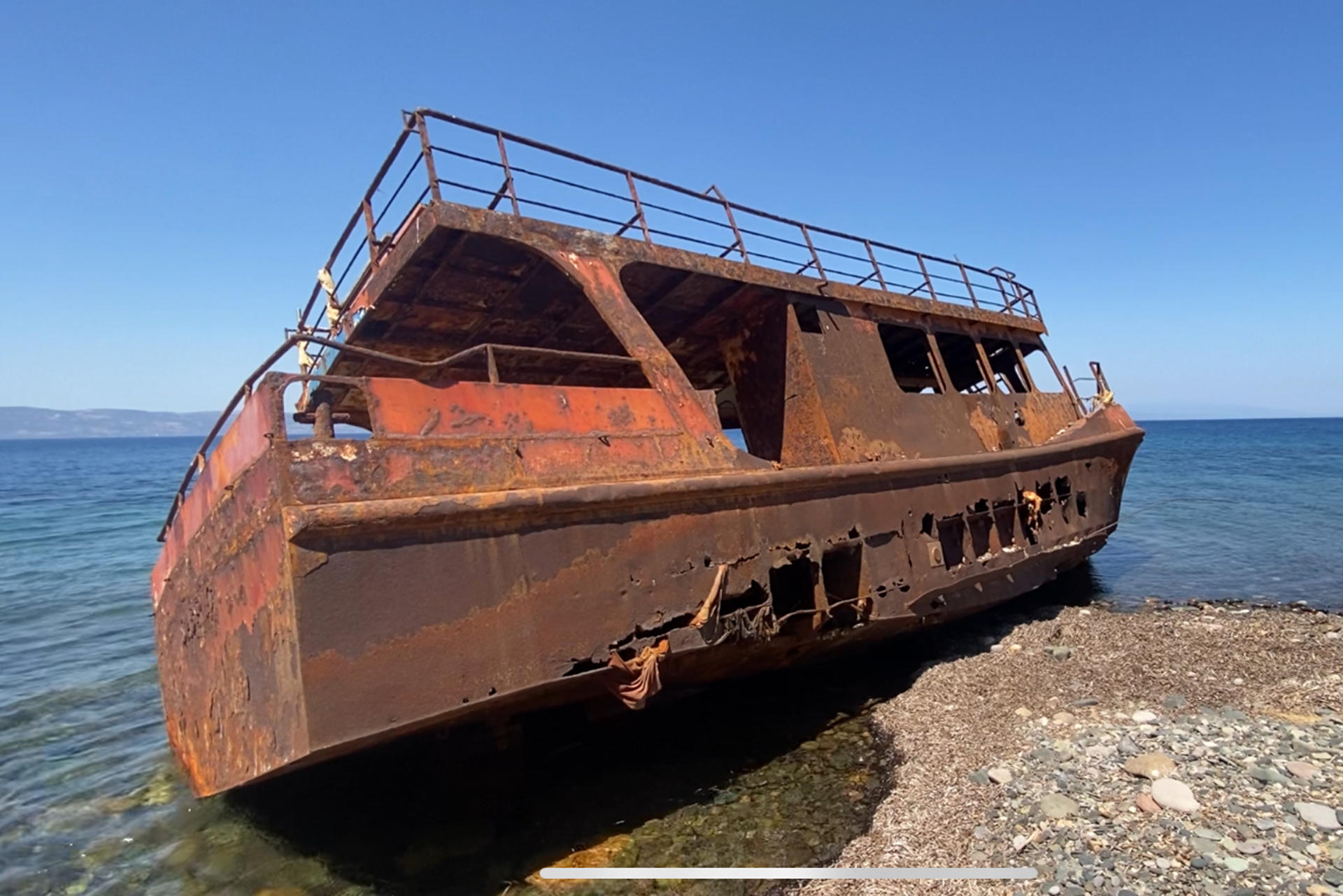 Vista este sábado de un barco, el "SABRI. Ç", que encalló en una playa de la isla griega de Lesbos mientras trasladaba a inmigrantes desde las cercanas costas turcas en 2015, año en el que más de medio millón de refugiados e inmigrantes llegaron a esta isla de unos 80.000 habitantes. EFE/ Diego Sáez Papachristou