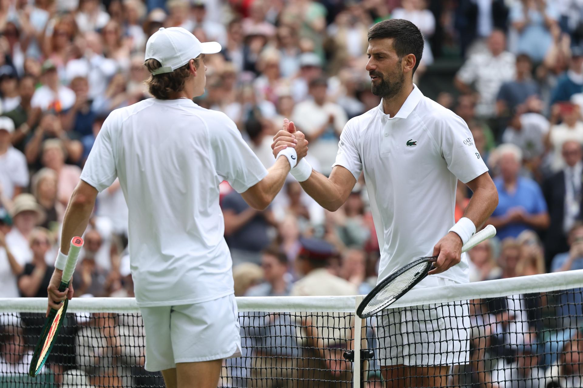El serbio Novak Djokovic (d) durante su partido ante el australiano Alex de Minaur (i) correspondiente a los octavos de final de Wimbledon. EFE/EPA/NEIL HALL EDITORIAL USE ONLY