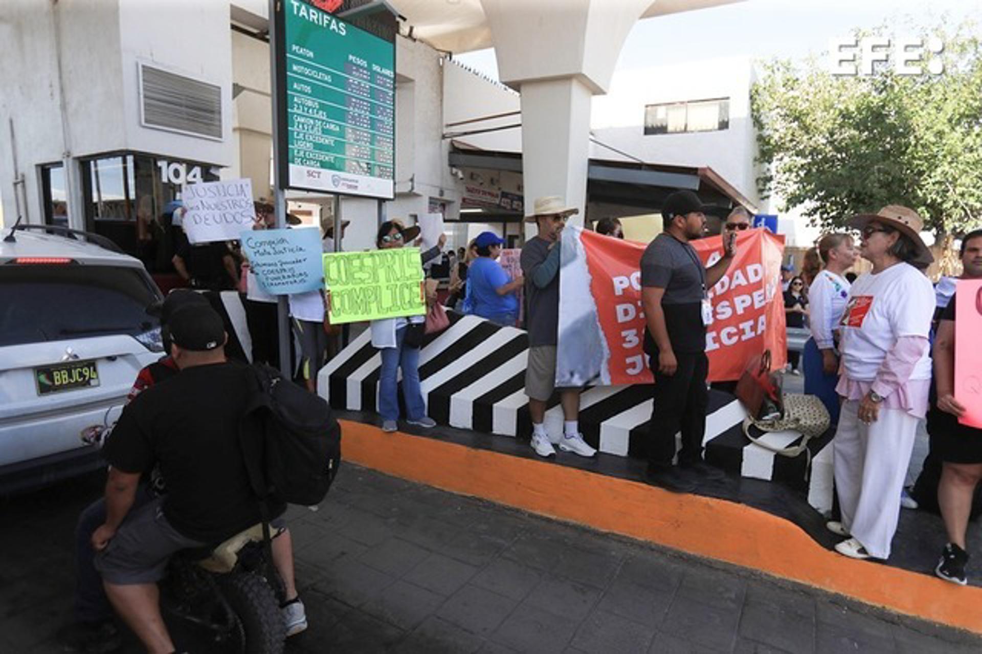 Personas protestan en el puente internacional Santa Fe este sábado, en Ciudad Juárez (México). EFE/Luis Torres