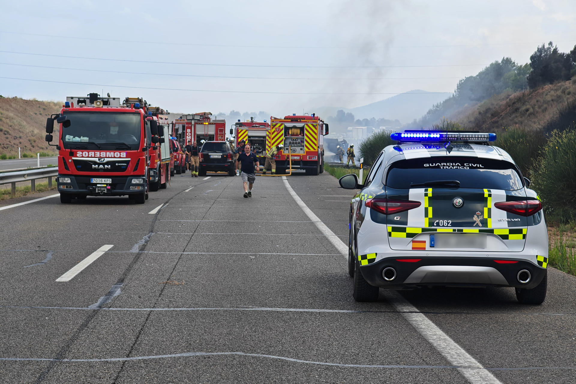 La autovía A-23 ha quedado reabierta al tráfico en sentido Zaragoza y permanece cortada en dirección a Teruel entre Cariñena y Paniza, en la provincia de Zaragoza, tras un accidente en el que se han visto implicados una furgoneta y tres camiones, dos de los cuales se han incendiado, sin que se hayan registrado daños personales.-EFE/ Guardia Civil ***SOLO USO EDITORIAL/SOLO DISPONIBLE PARA ILUSTRAR LA NOTICIA QUE ACOMPAÑA (CRÉDITO OBLIGATORIO)***