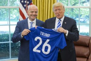 Fotografía de archivo del presidente de EE.UU., Donald J. Trump (d), junto al presidente de la FIFA, Gianni Infantino (i). EFE/MICHAEL REYNOLDS